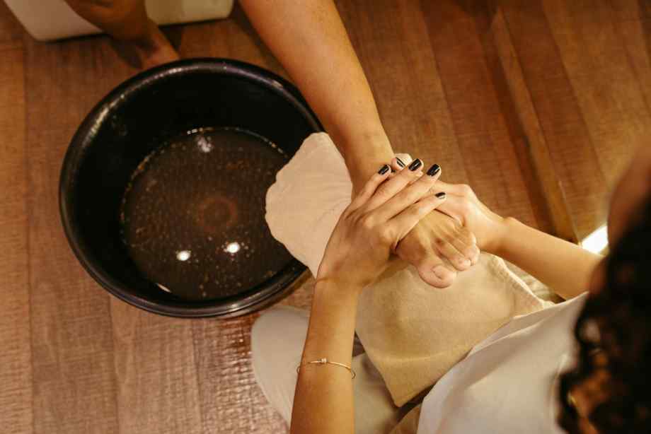 Mycose de l’ongle du pied : traitements rapides et avis sur les huiles essentielles